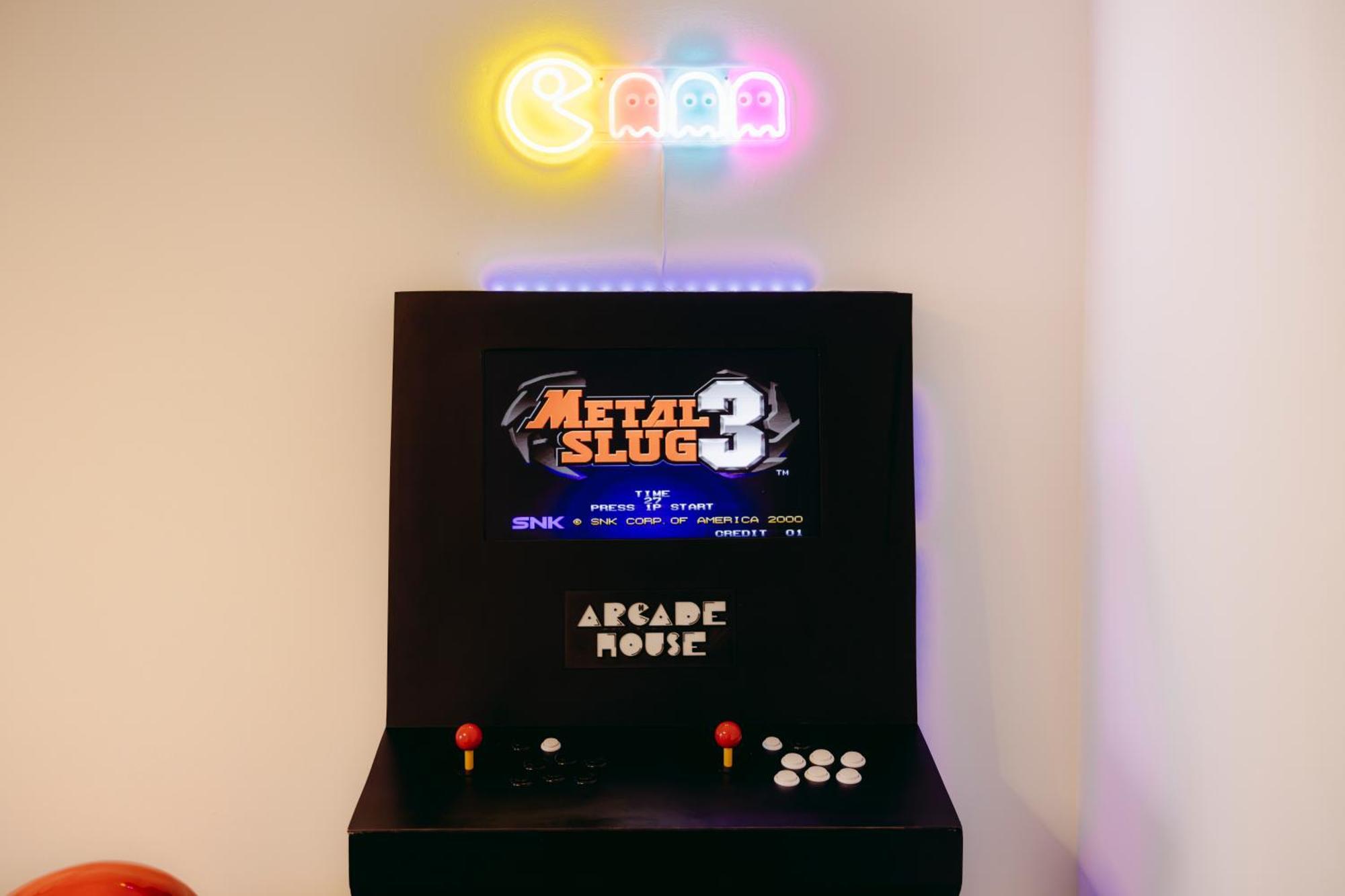 Arcade House Verona Fiera Netflix + Videogame Extérieur photo